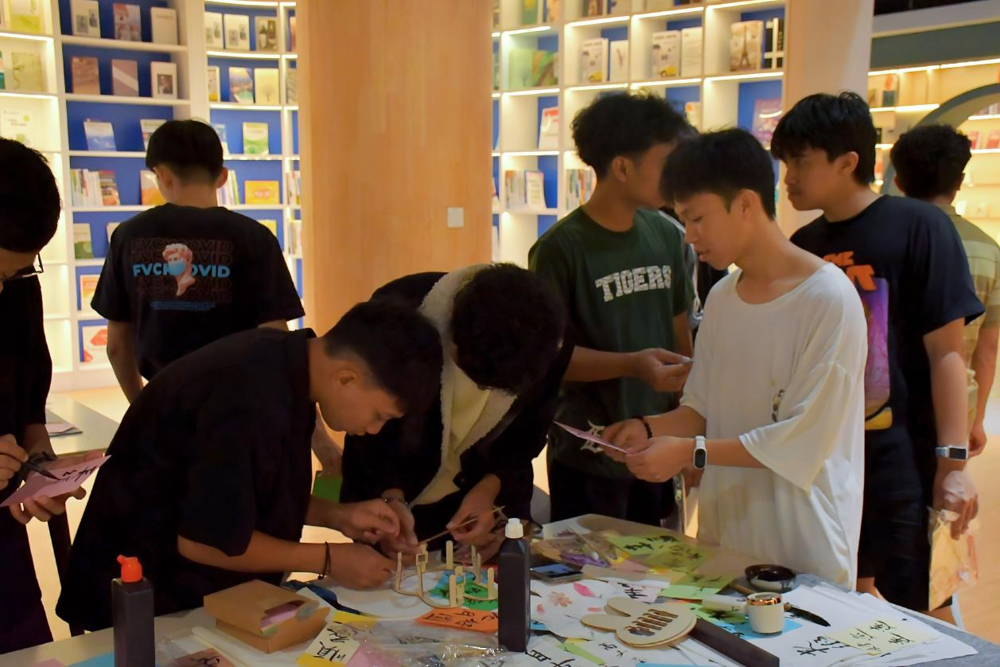 Students craft Mid-Autumn Festival lanterns