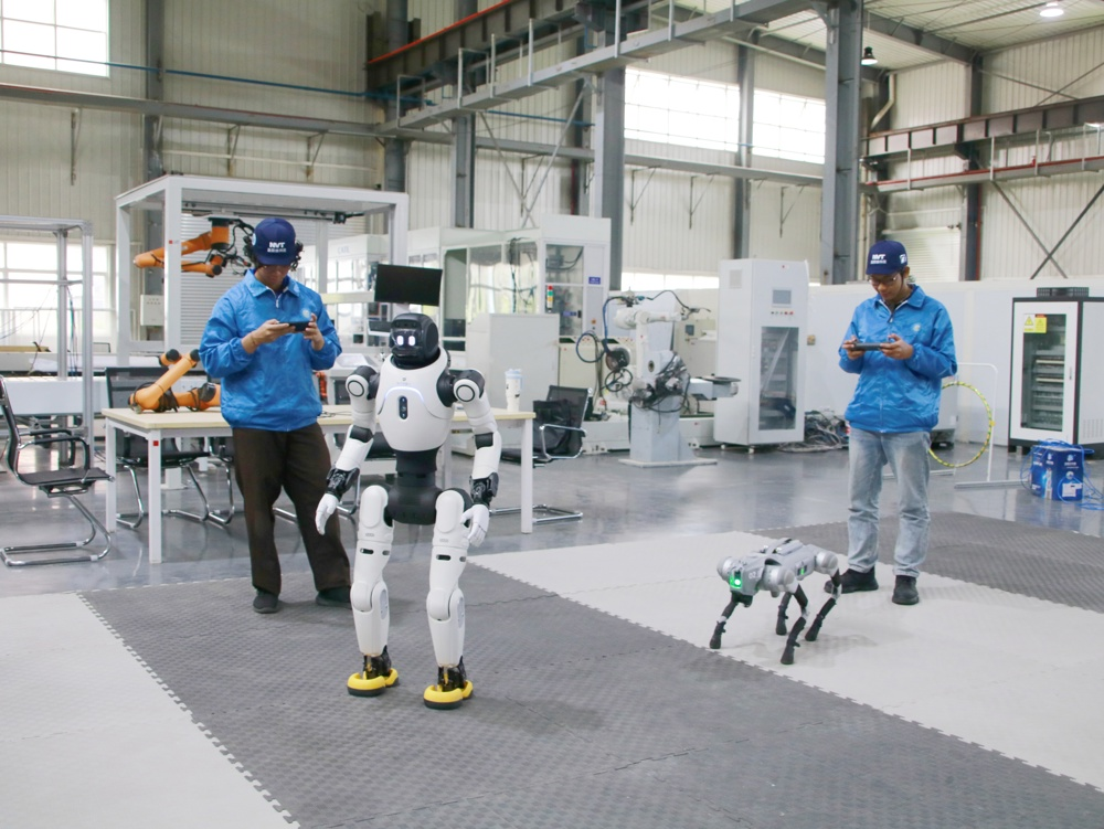 Indonesian students at LZPU participate in practical training at the Embodied Intelligent Robotics Technology Application Center