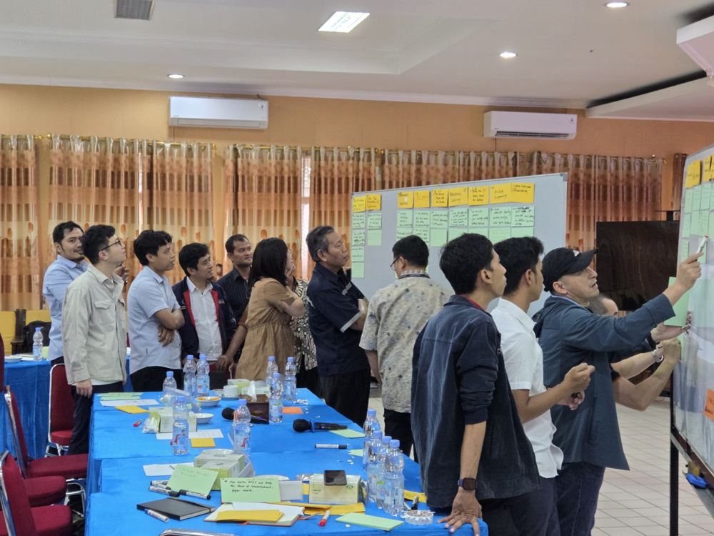 Chinese and Indonesian teachers participate in discussions on standards development