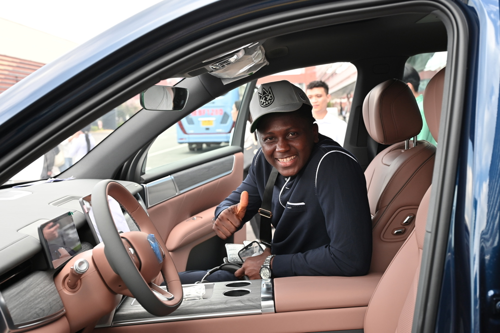 Guinean Student Wang Xiaolong excitedly experiences a Wuling intelligent new energy vehicle