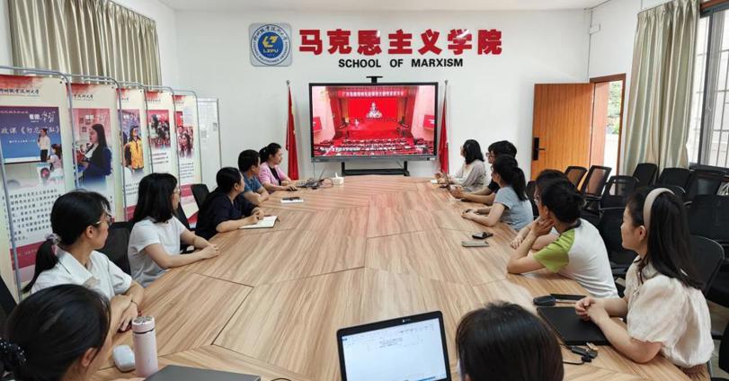 马克思主义学院集中收看广西勤廉榜样先进事迹主题情景报告会