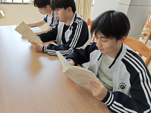 学生在认真阅读 学生在认真阅读