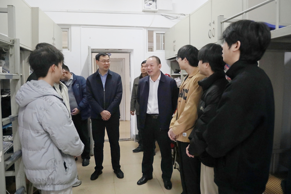 慰问留校学生 慰问留校学生