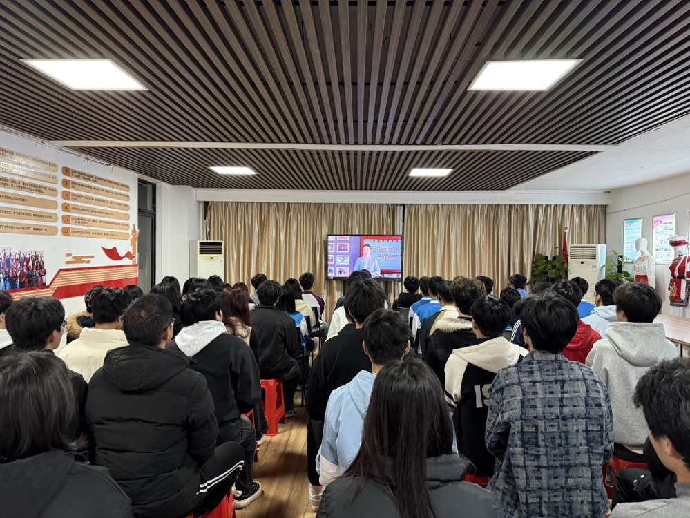 taptap官网组织多民族师生收看“开学第一课”