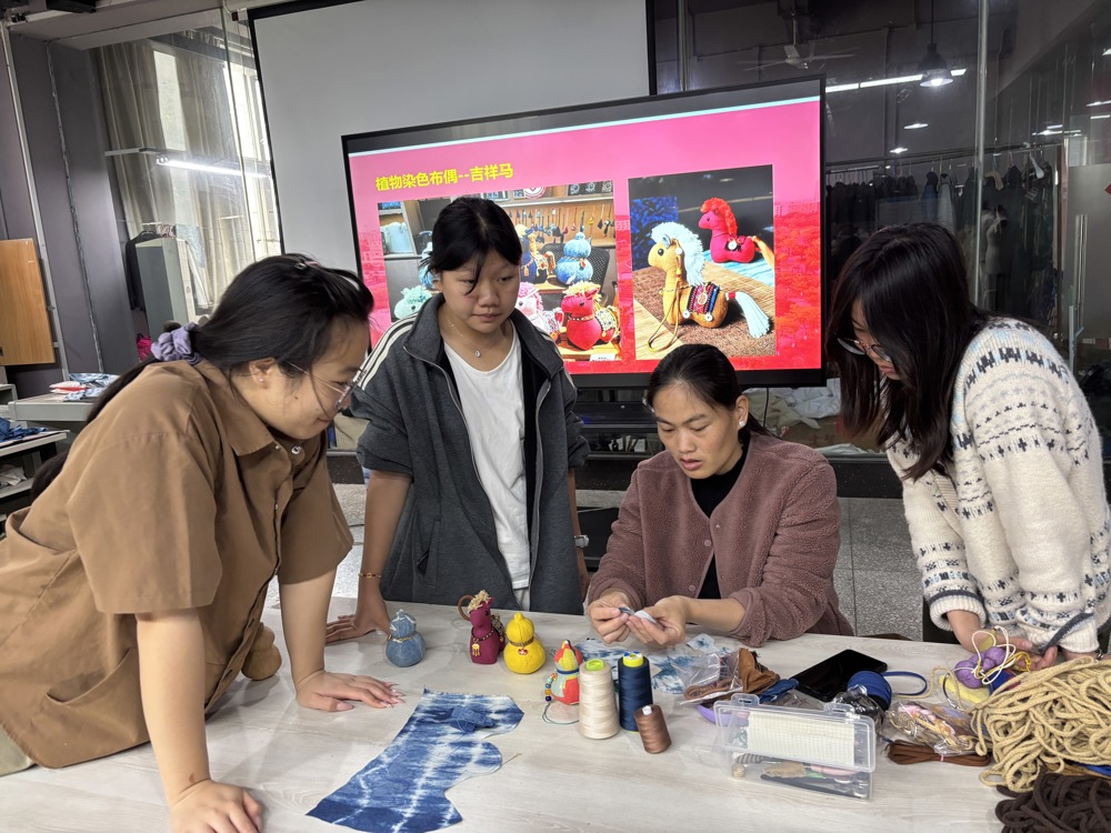 王春梅老师指导学生进行植物染布偶制作 王春梅老师指导学生进行植物染布偶制作