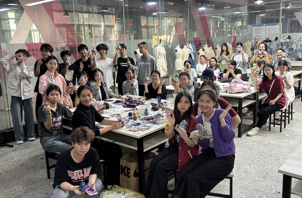 同学们展示自己制作的植物染布偶作品 同学们展示自己制作的植物染布偶作品