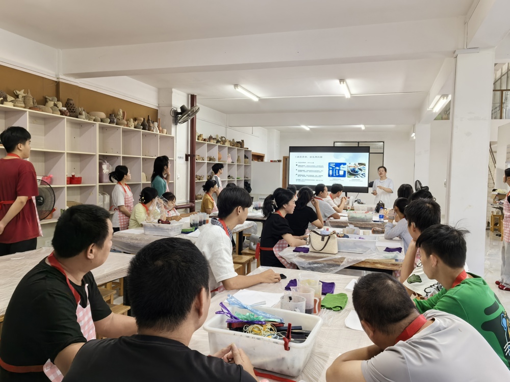 染遇美好，艺愈心灵——艺术学院开展扎染非遗减压疗愈实践活动