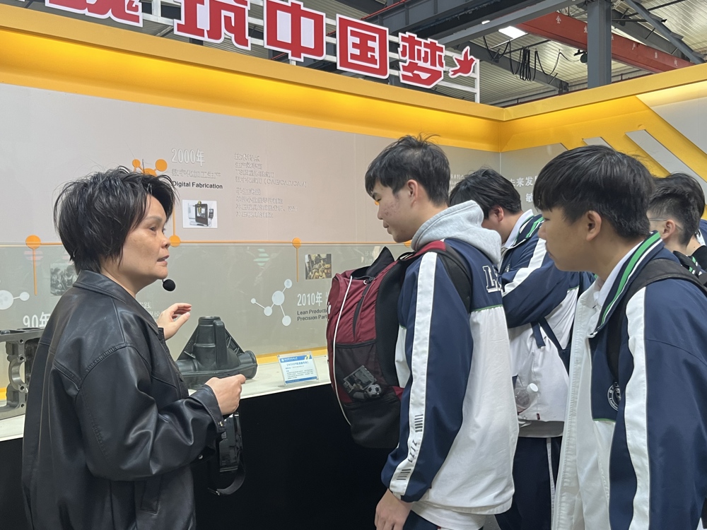 研学探校悟匠心 职普融通助成长——柳州第九中学师生到taptap官网开展研学活动